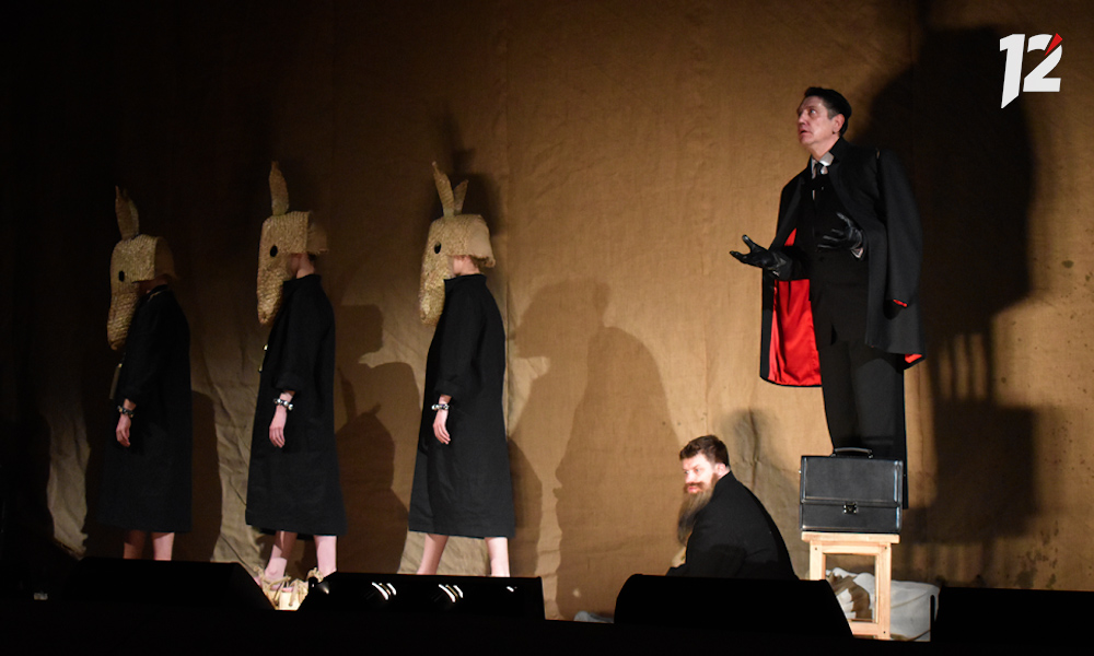 В омском ТЮЗе поставили «Мёртвые души» в жанре страшной русской сказки  (12+)