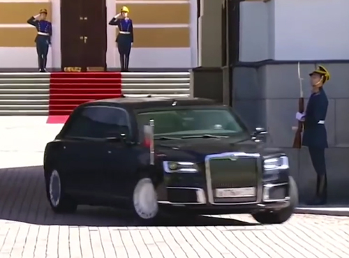 В Омск доставили служебный автомобиль российского президента вместе с кортежем