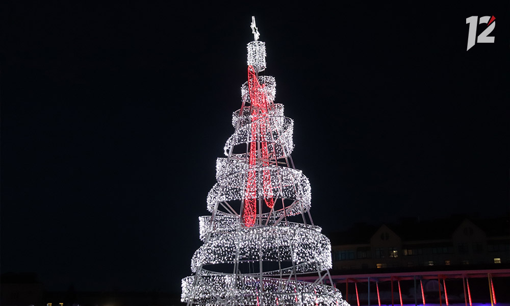 Игры, горки и танцевальный спектакль: рассказываем, как прошло открытие главной ёлки Омска