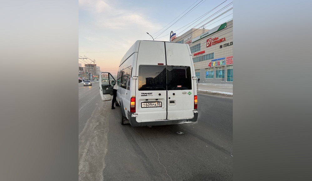 В Омске маршрутка № 331 сбила мужчину, переходившего дорогу в неположенном месте 