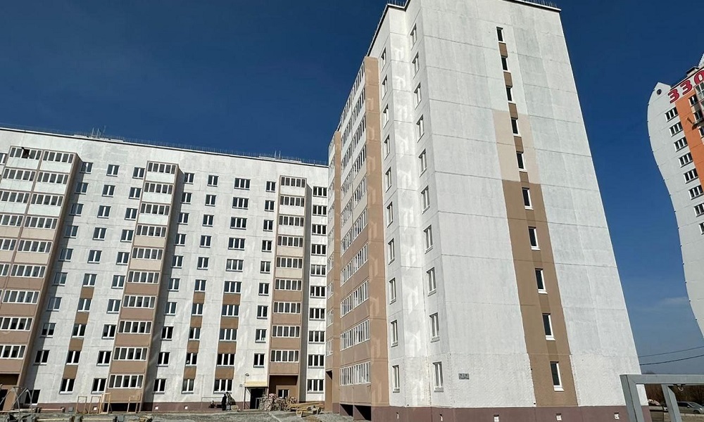 На Левобережье Омска ввели в эксплуатацию многоэтажку с подъёмниками для маломобильных граждан