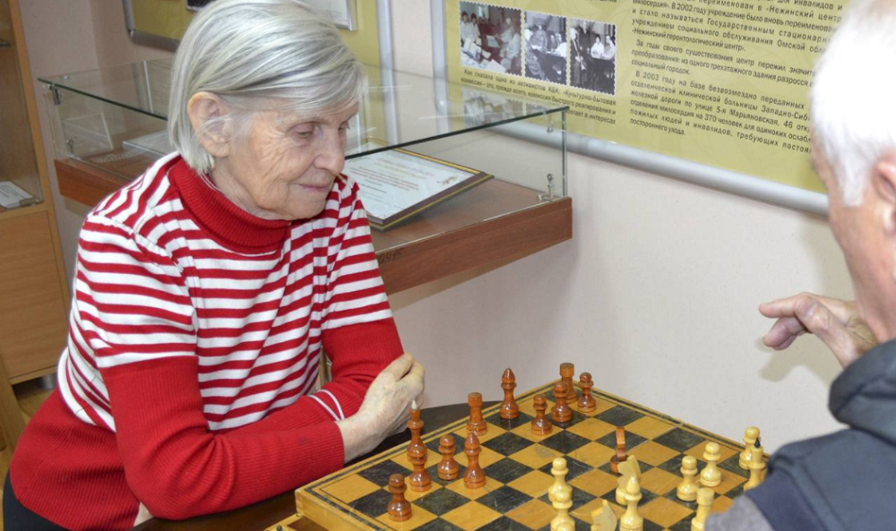 82-летняя подопечная Нежинского геронтоцентра до сих пор легко может стоять на голове и обыгрывает всех в шахматы
