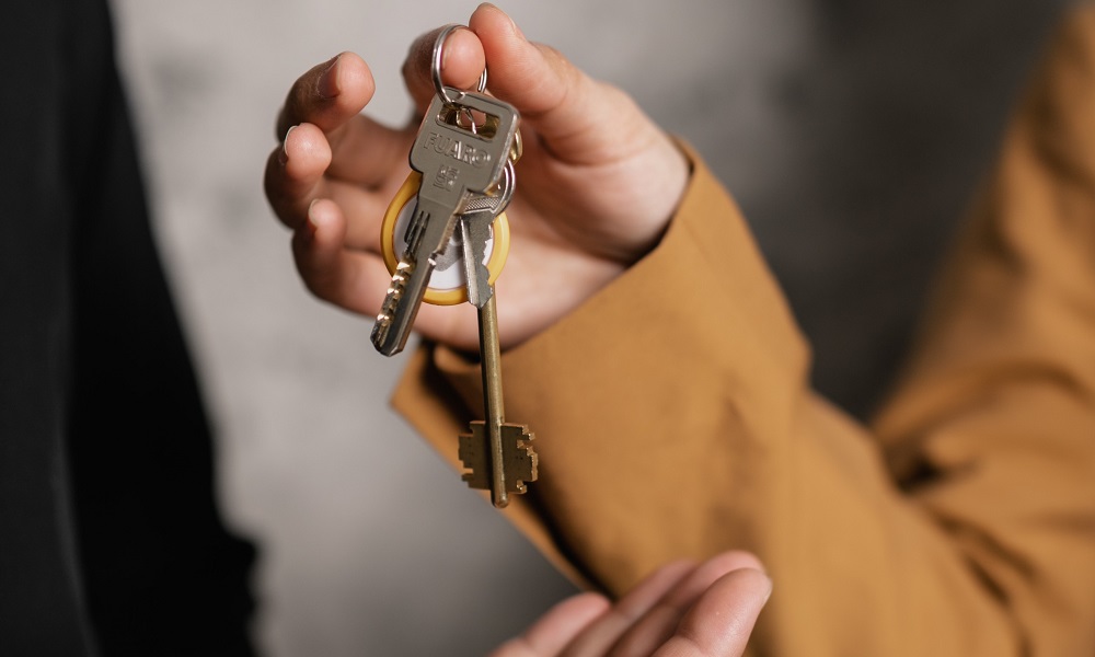 Пришлось сделать дубликаты ключей: судебные приставы заставили омичку поделить квартиру с её братом