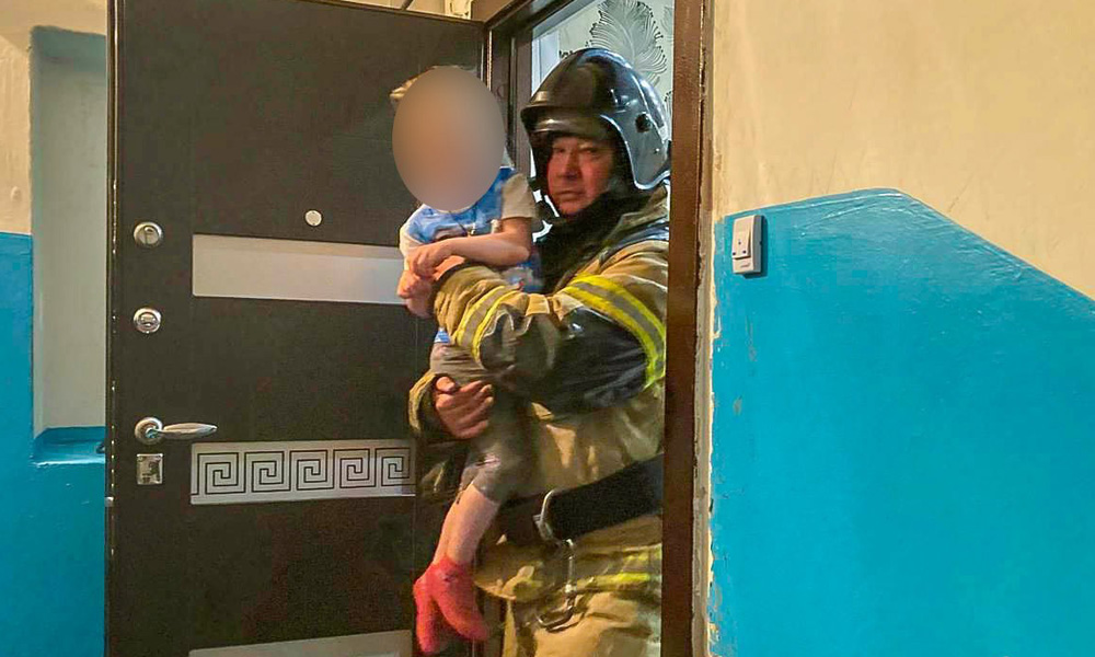 В Омской области пожарные спасли трёхлетнюю девочку, которая закрылась в квартире