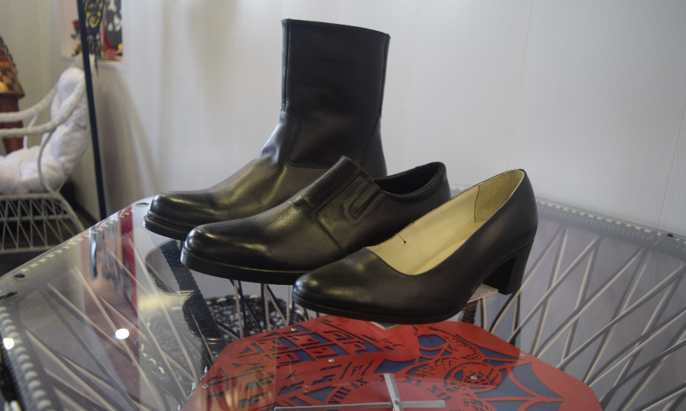 В ИК-6 заключённые изготавливают обувь и фуражки для красноярского института водного транспорта