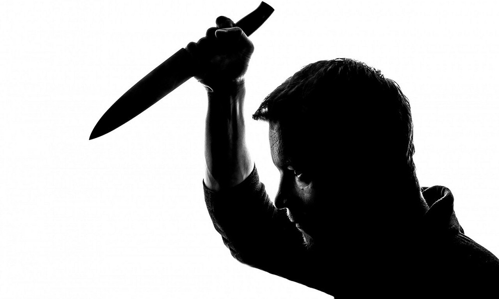 Омич набросился с ножом на своего отчима во время ссоры