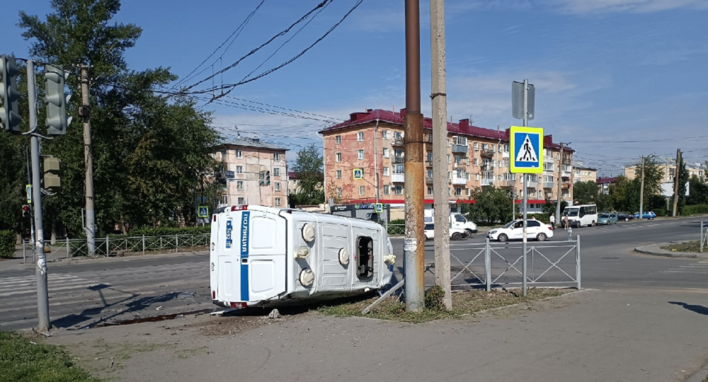 В Омске на улице Магистральной перевернулась полицейская «Газель», известно об одном пострадавшем [ОБНОВЛЕНО]