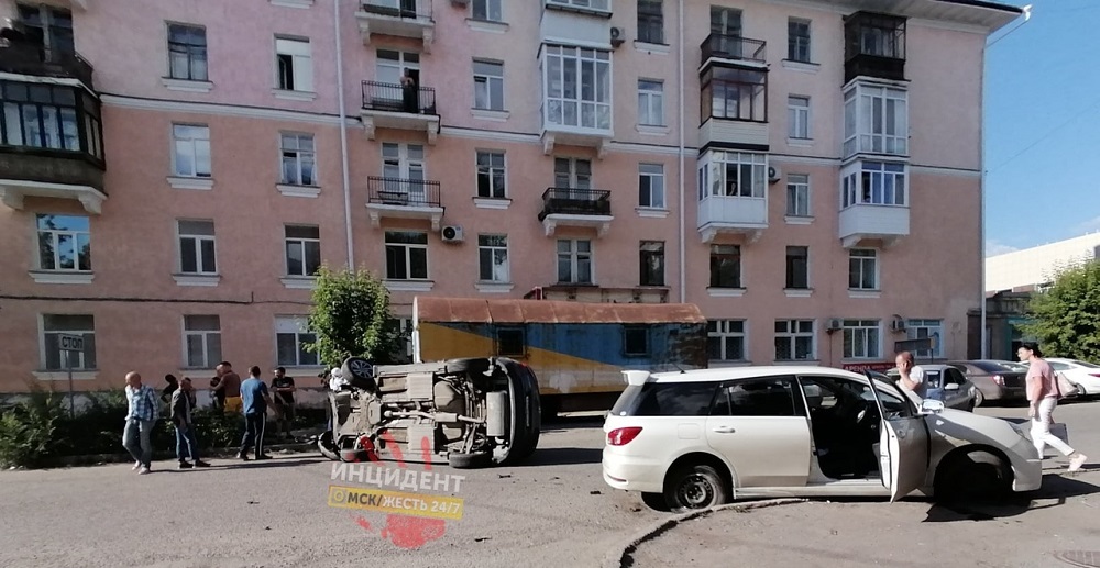 В тройном ДТП в Омске на бок перевернулся автомобиль