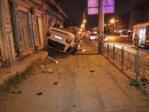 В Омске парень на Lexus перевернулся и влетел в дом
