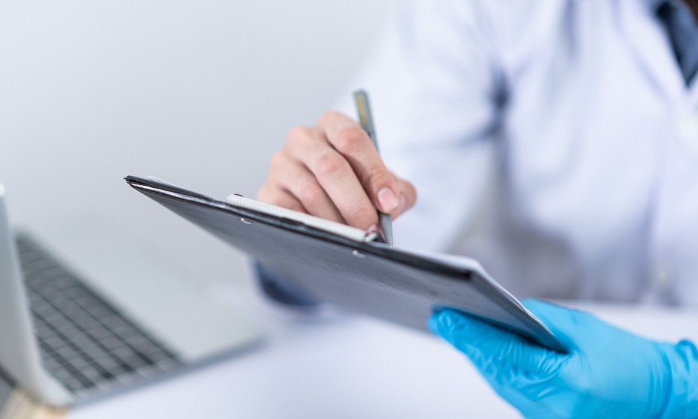 В Омске признали виновным главврача, который похитил больше 1 млн рублей