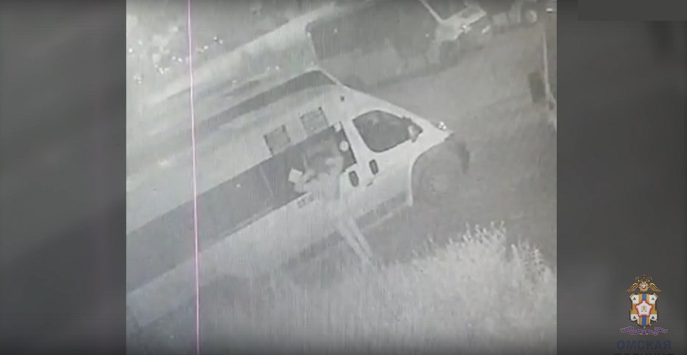 23-летний омич через окно проник в маршрутку и украл мужские духи