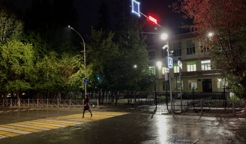 Возле омских школ появилось 200 проекционных пешеходных переходов