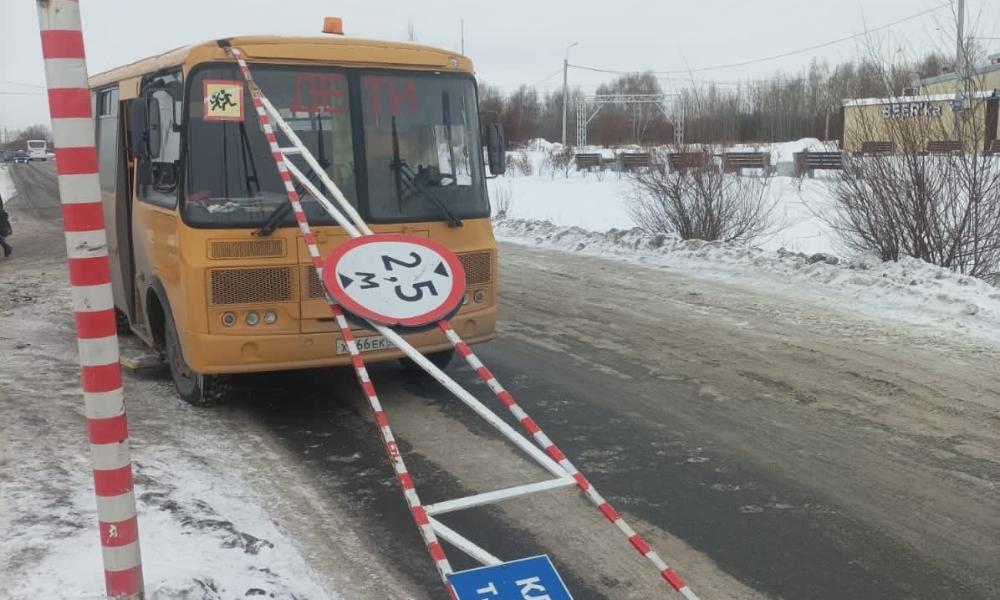В Омске на школьный автобус упала часть шлагбаума 