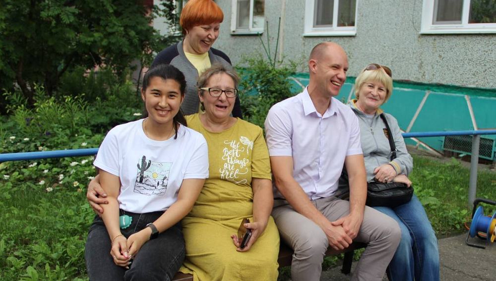 Новые лавочки и детские площадки: омские единороссы помогают создавать комфортную среду во дворах