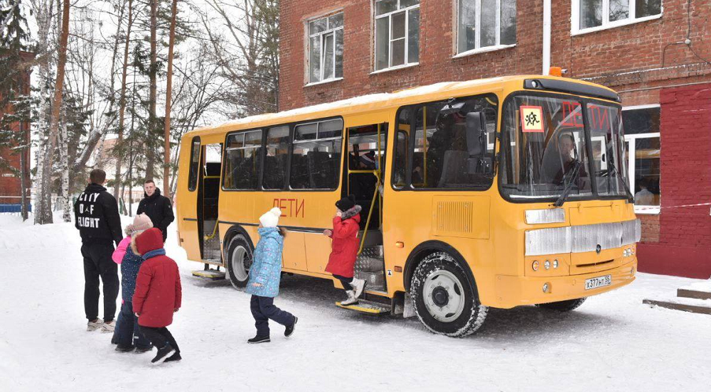 Более 500 юных омичей добираются до места учёбы на школьных автобусах