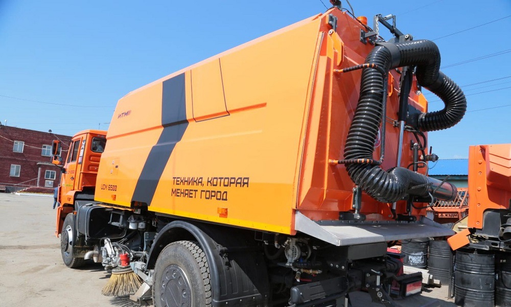 Для омских сотрудников УДХБ закупили две вакуумно подметально-уборочные машины