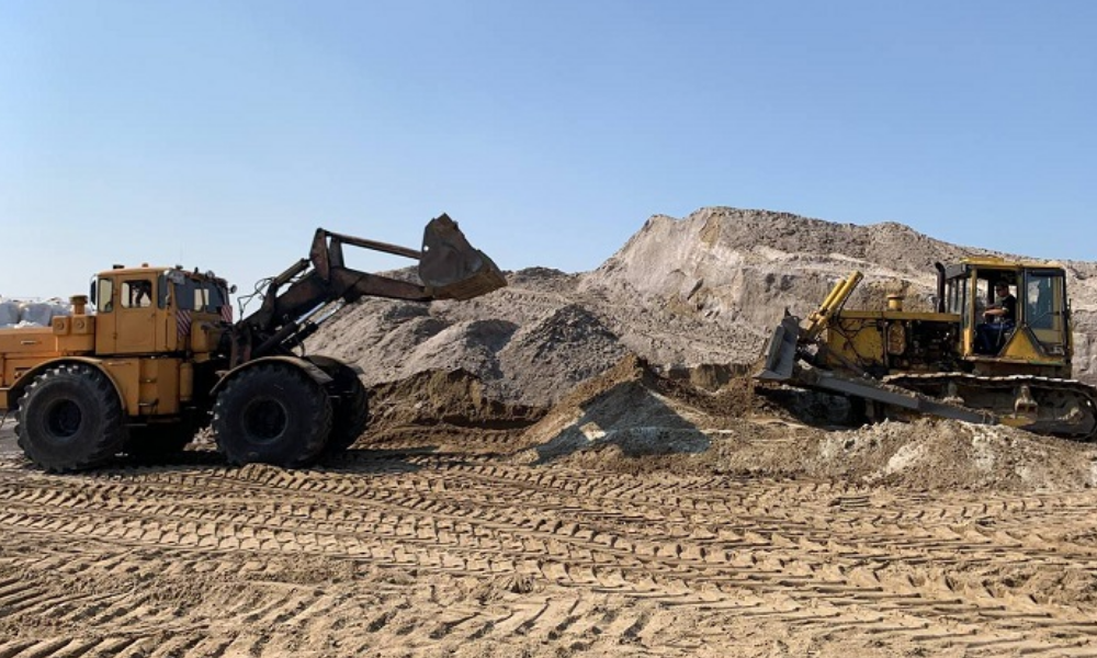 В Омске заготовили 54 тонны песка для дорожных работ