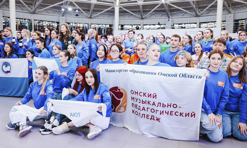 Омские студенты осваивают навыки вожатского мастерства в «Смене»