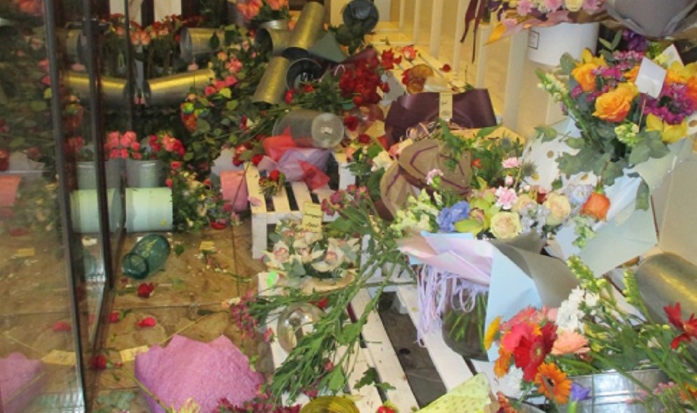 За разгромленный цветочный киоск омич заплатит 10 тысяч рублей штрафа