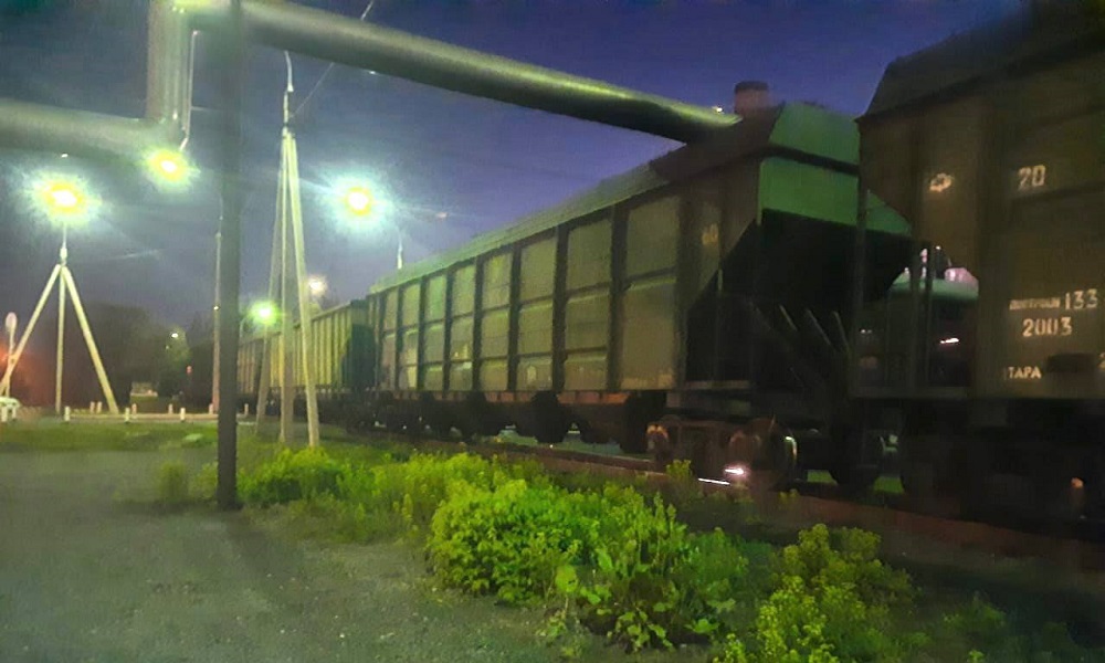 В Омске железнодорожник упал под поезд