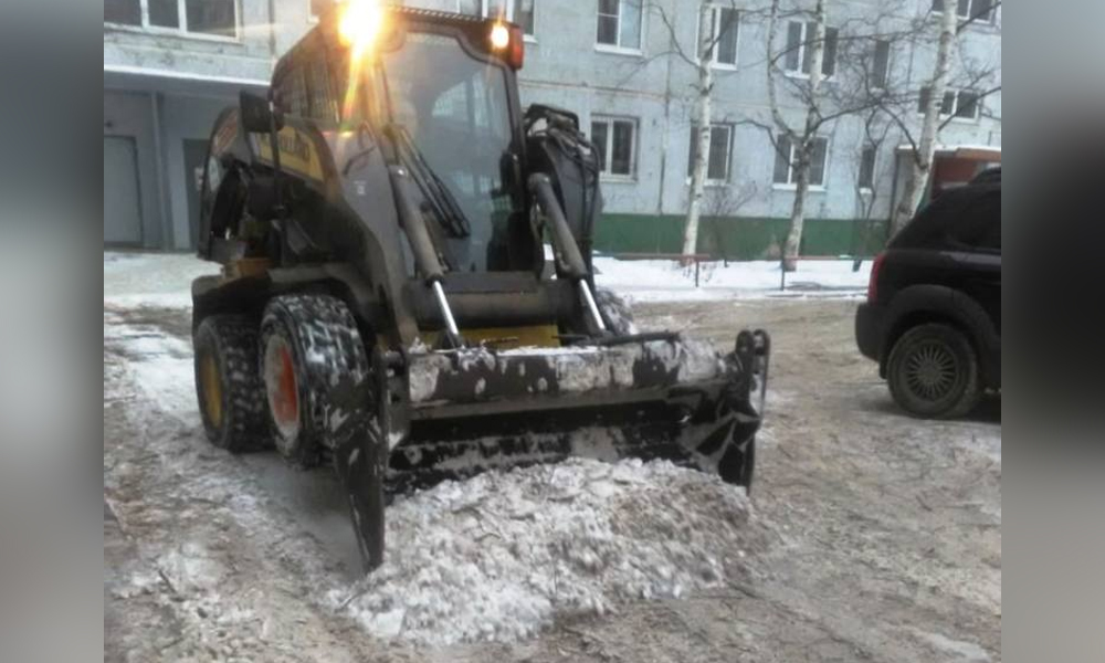 Управляющие компании левобережья продолжают уборку дворов