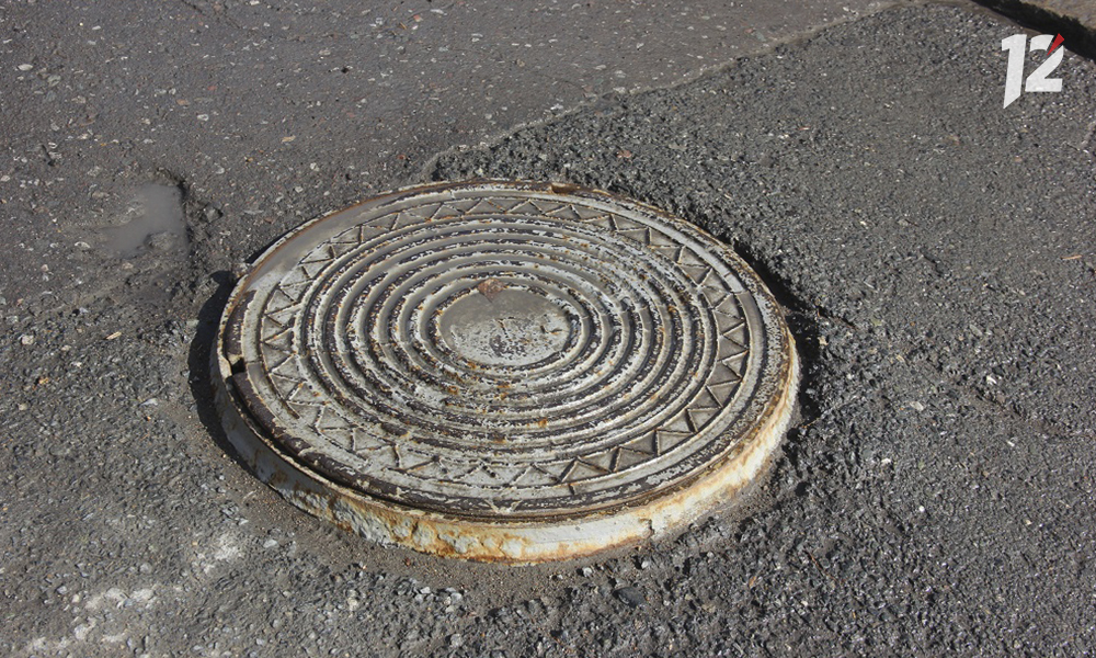 В омском водоканале рассказали, как бороться с открытыми колодцами 