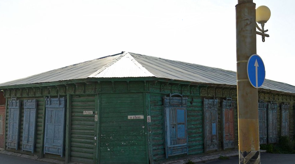 В Омске на улице 10 лет Октября снесли старинный дом, построенный в начале прошлого века