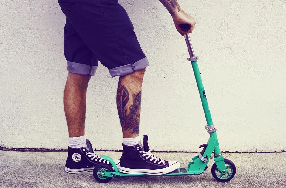 Россиянам могут запретить ездить на самокатах пьяными