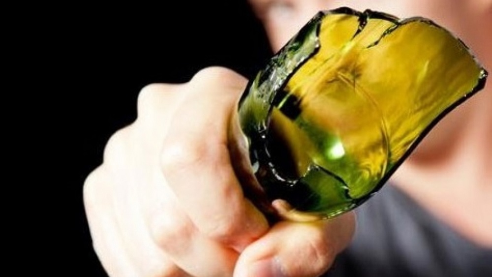 Житель Омской области ранил гостя "розочкой"