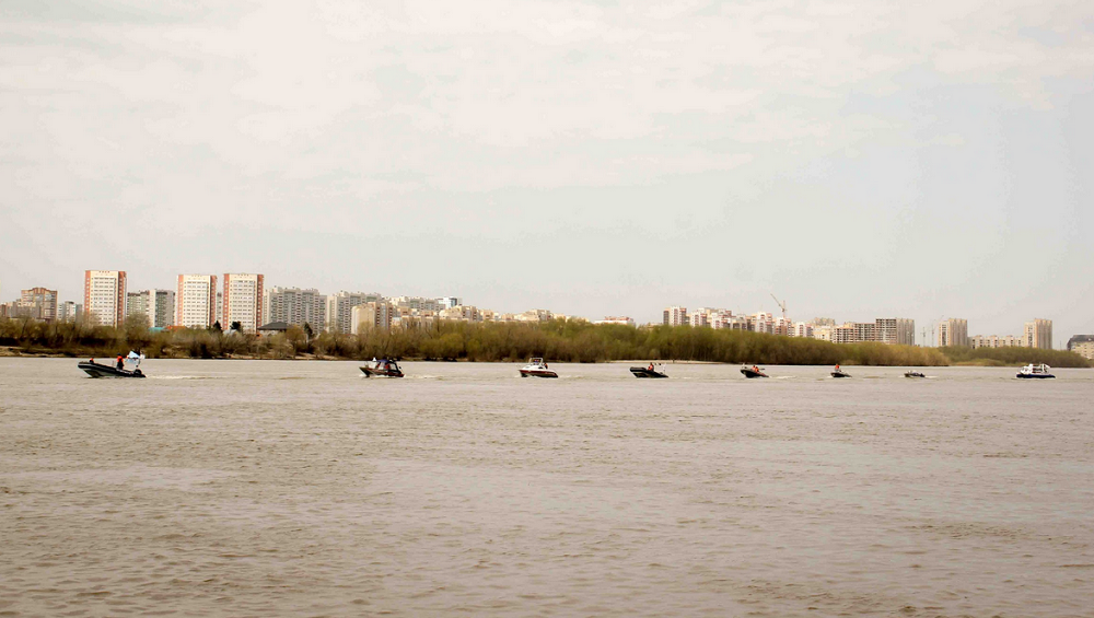 По Иртышу с сиренами промчались суда омского МЧС [ФОТО И ВИДЕО]