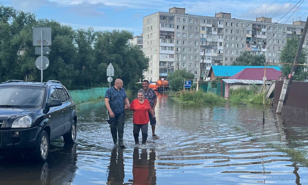 Мэр Омска Сергей Шелест посетил затопленные из-за ливня территории Левобережья 