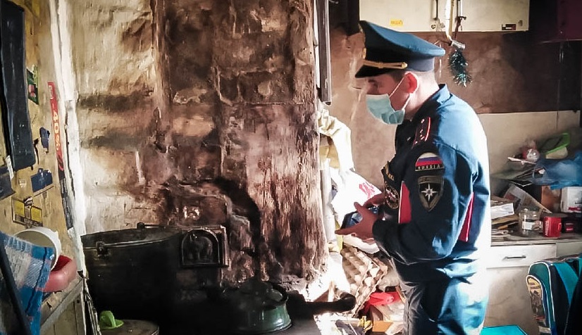 Омские пожарные позаботились о семье, где одинокий отец воспитывает четверых детей