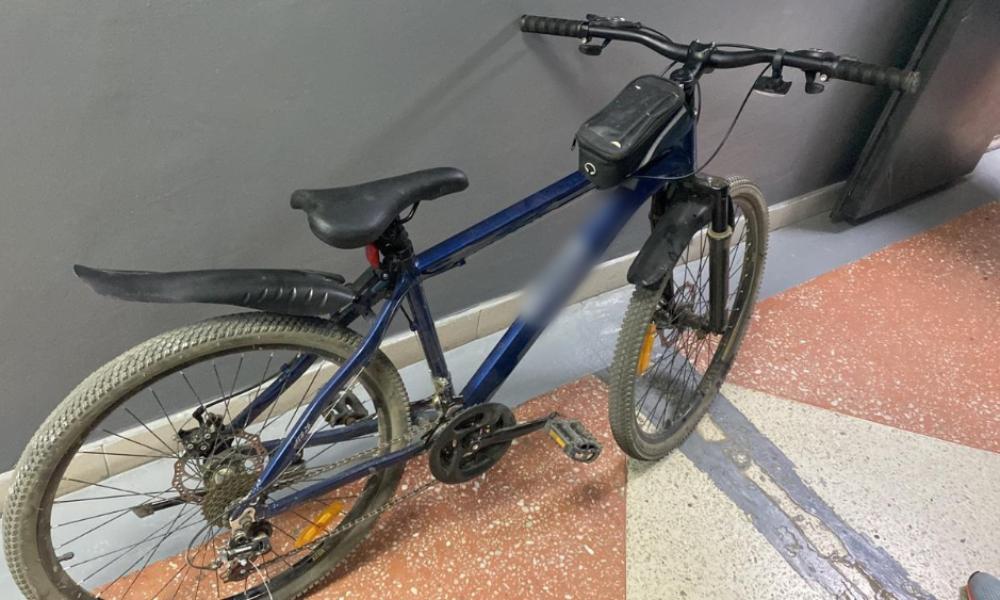 Омские полицейские вернули велосипед 19-летнему курьеру