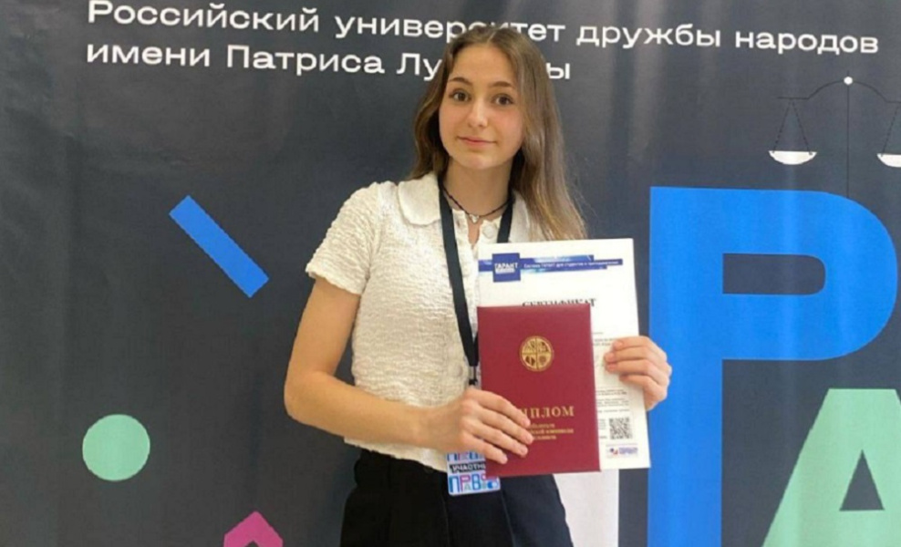 Виталий Хоценко поздравил юную омичку с победой во Всероссийской олимпиаде школьников