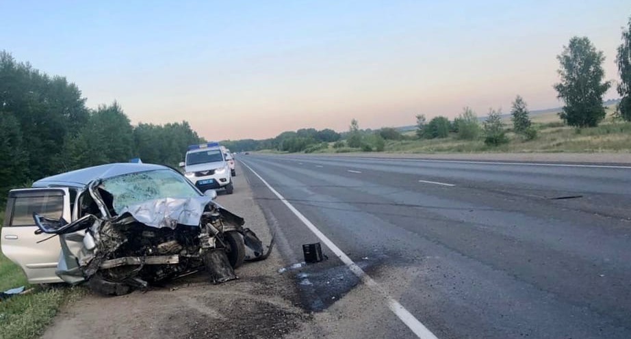 На омской трассе в тройной аварии погибли двое