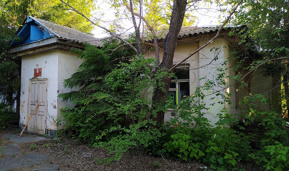 В центре Омска начали сносить забор у бывших складов минобороны РФ