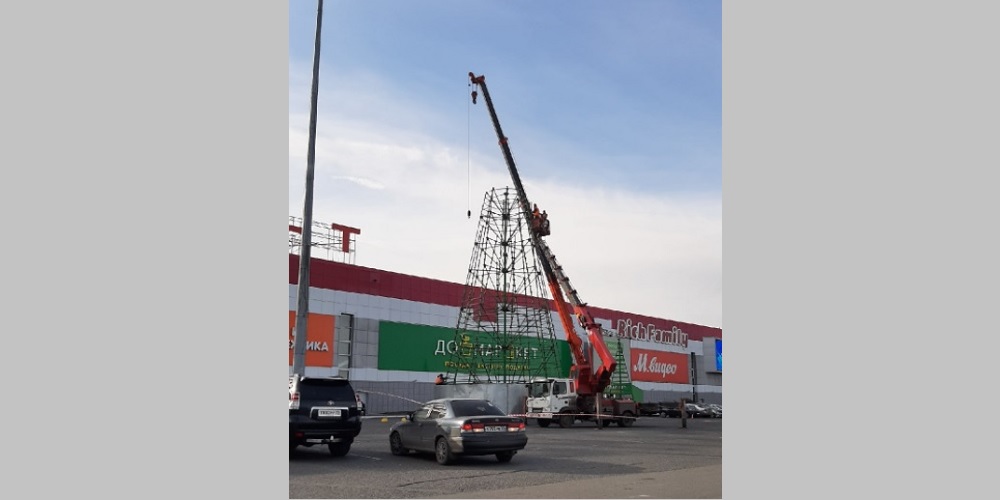 Омичи в соцсетях обсуждают первую новогоднюю ёлку, которую начали устанавливать на Левобережье