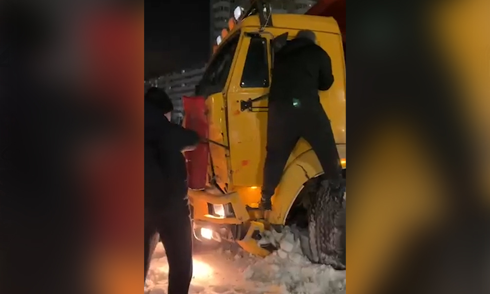 Неравнодушные омичи оказали помощь водителю КамАЗа, въехавшего в столб