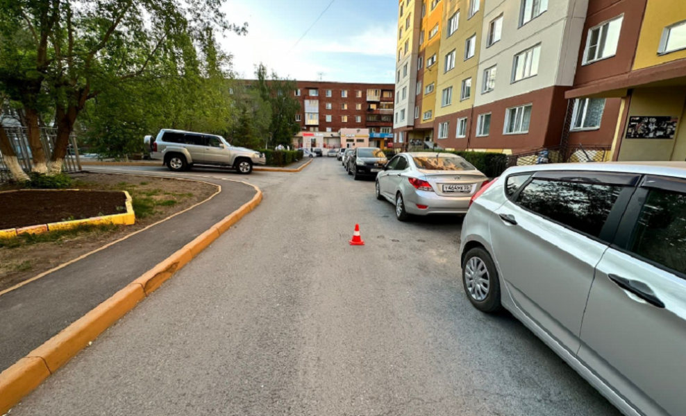 В Октябрьском округе водитель сбил во дворе двоих детей