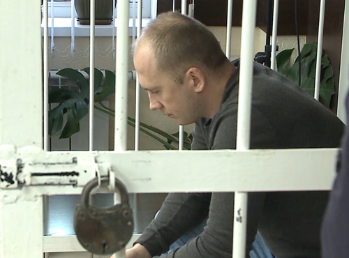 Омич дал в суде показания о "воспитании" пасынка стоянием на грече