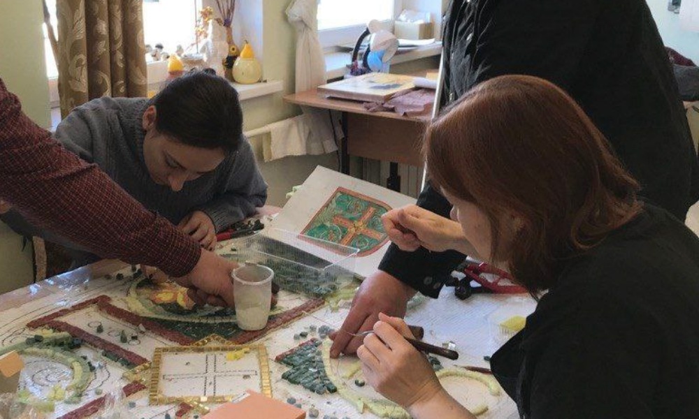 В Омске завершается работа по созданию мозаичного панно 