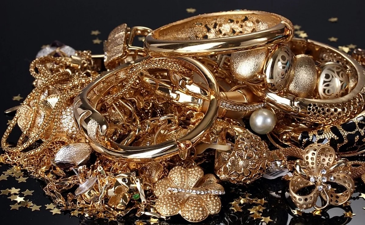 "Целительница" в соломенной шляпе украла у пожилой омички украшения на 125 тысяч рублей