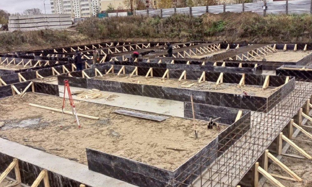 Строители формируют фундамент будущего детского сада на улице Завертяева