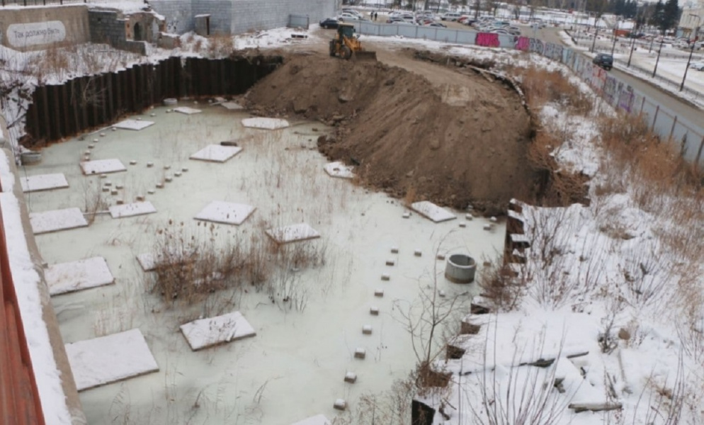 В центре Омска засыпают котлован у "Летур-Центра"
