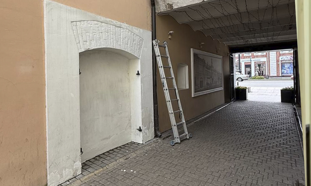 В Центральном округе Омска убрали историческую фотографию, пострадавшую от рук вандалов