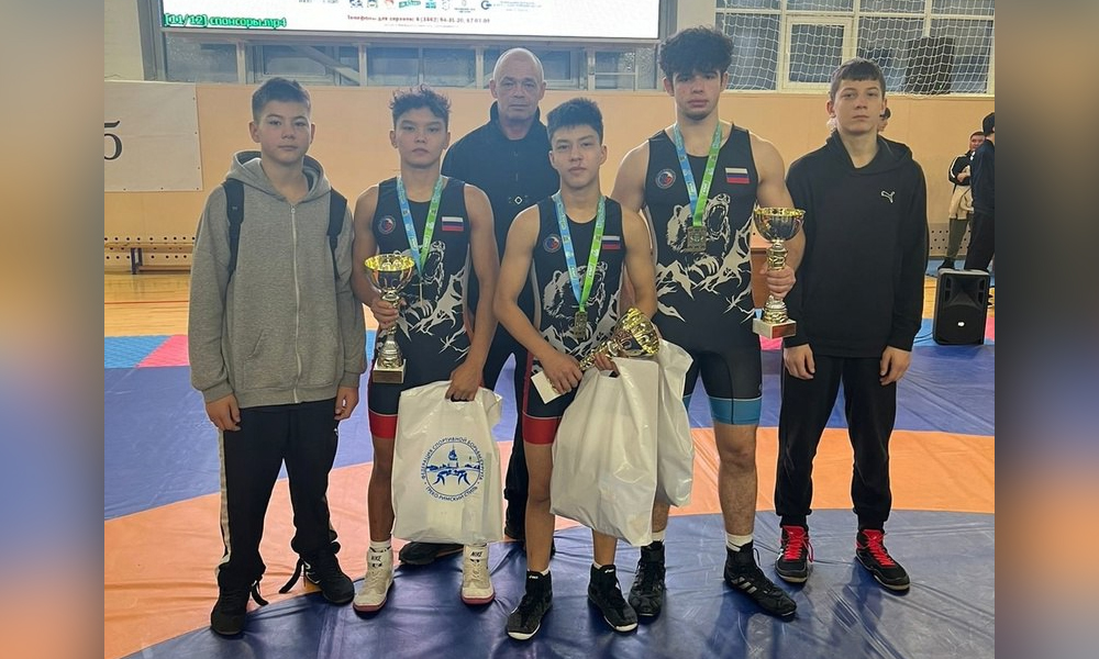 Три омских борца выиграли золото всероссийского турнира в Сургуте