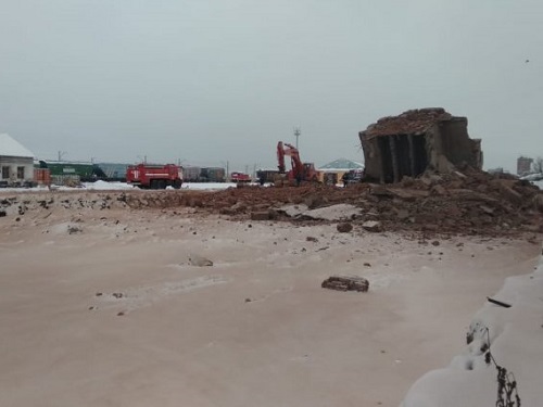 В Омске под завалами обрушившегося здания нашли тело мужчины