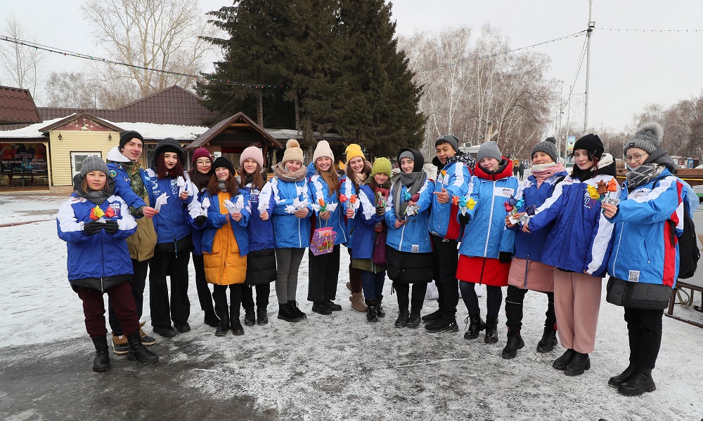 Оригами и тюльпаны: участники школьных трудовых отрядов поздравили омичек с наступающим 8 марта