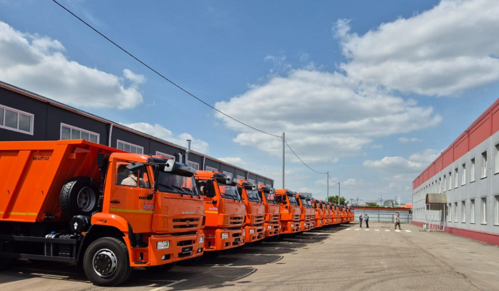 В Омск доставили 20 КамАЗов, приобретённых на средства областной субсидии