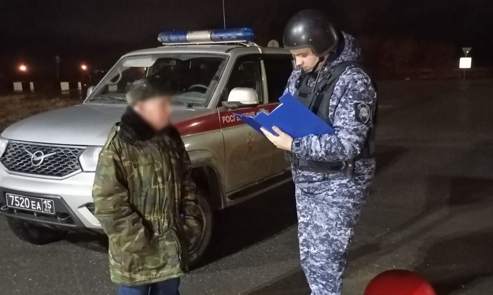 В Омске росгвардейцы помогли вернуться домой пенсионеру, который забыл свой адрес